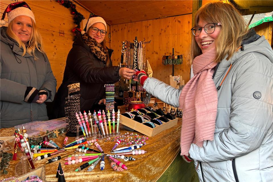 Lea Kersting (2.v.l.) aus Heiden verkauft auf dem Rekener Markt zum ersten Mal ihren selbstgemachten Schmuck und Kugelschreiber.