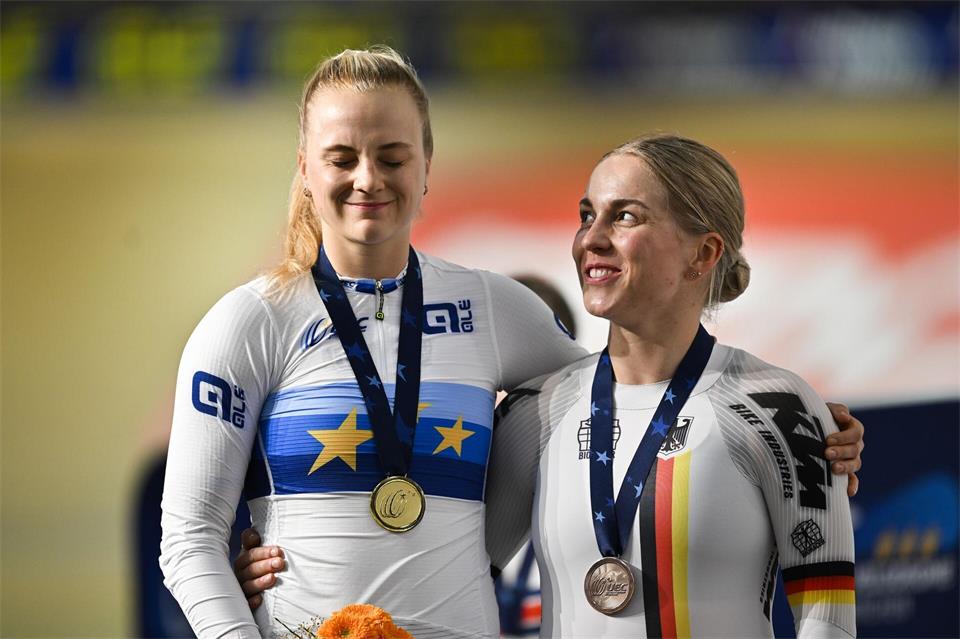Lea Sophie Friedrich (l.) vermisst ihre langjährige Teamkollegin Emma Hinze. (Archivbild)Gian Ehrenzeller/Keystone/dpa