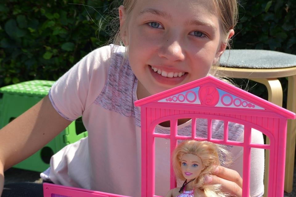 Lea und eine ihrer Barbie-Puppen beim Raesfelder Kinderflohmarkt: Die Angebote fanden reißenden Absatz.