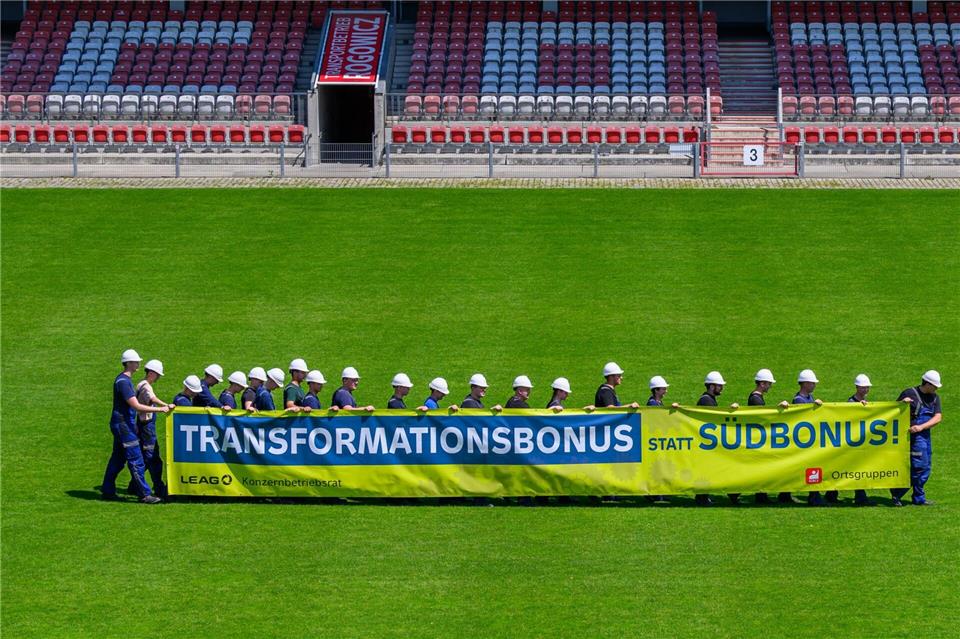 Leag befürchtet Bevorzugung des Südens bei Gaskraftwerken Leag-Beschäftigte fordern bei einer Betriebsversammlung im Fußballstadion in Cottbus auf einem Transparent „Transformationsbonus statt Südbonus“. Patrick Pleul/dpa