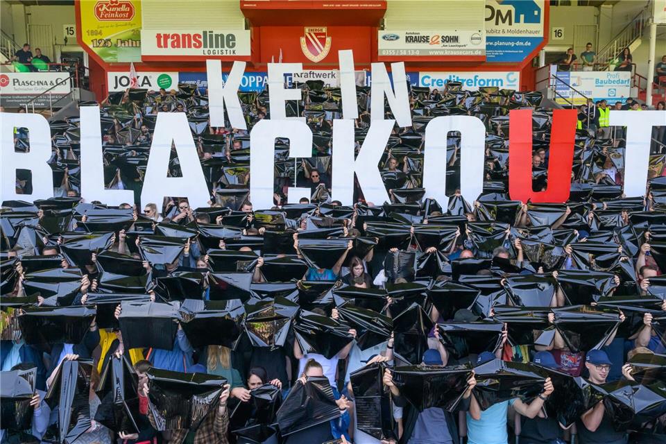 Leag befürchtet Bevorzugung des Südens bei Gaskraftwerken Leag-Beschäftigte halten bei einer Betriebsversammlung im Fußballstadion in Cottbus den Spruch „Kein Blackout“ hoch. Patrick Pleul/dpa