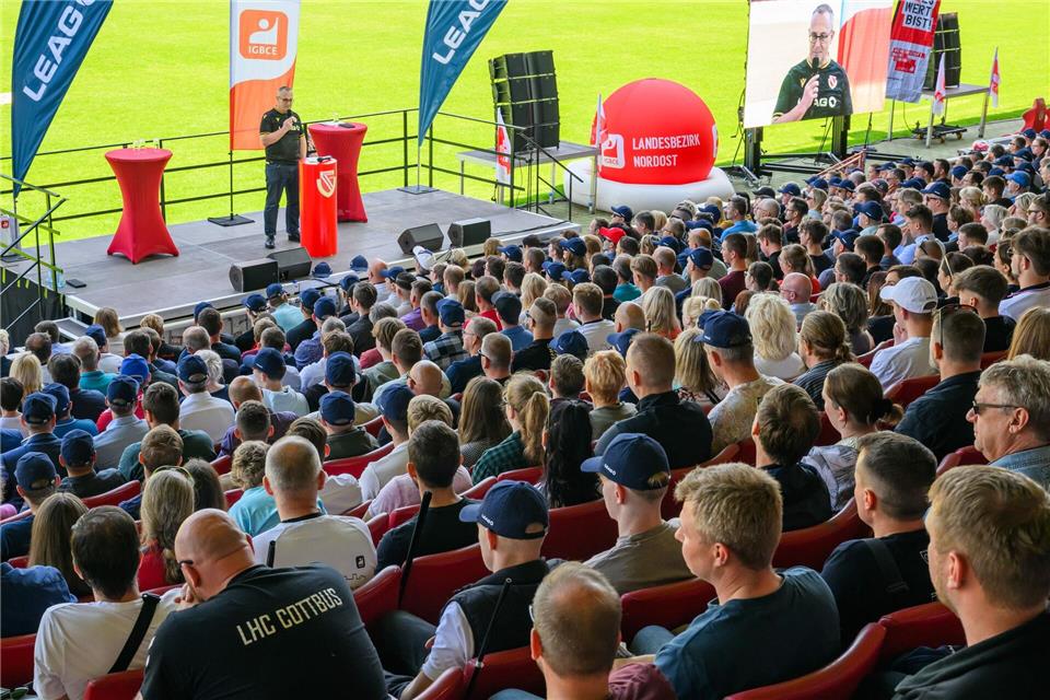 Leag befürchtet Bevorzugung des Südens bei Gaskraftwerken Leag-Vorstandschef Adolf Roesch spricht bei einer Betriebsversammlung im Stadion in Cottbus vor mehr als 1.000 Mitarbeitern.Patrick Pleul/dpa