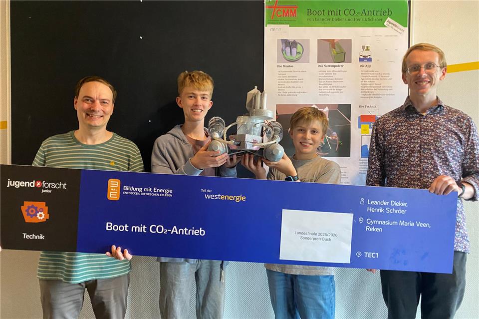 Leander Dieker (2. von links) und Henrik Schröer haben das Boot mit CO₂-Antrieb entwickelt. Unterstützt wurden sie von den Lehrern Thomas Küper (links) und Tom Korthals.