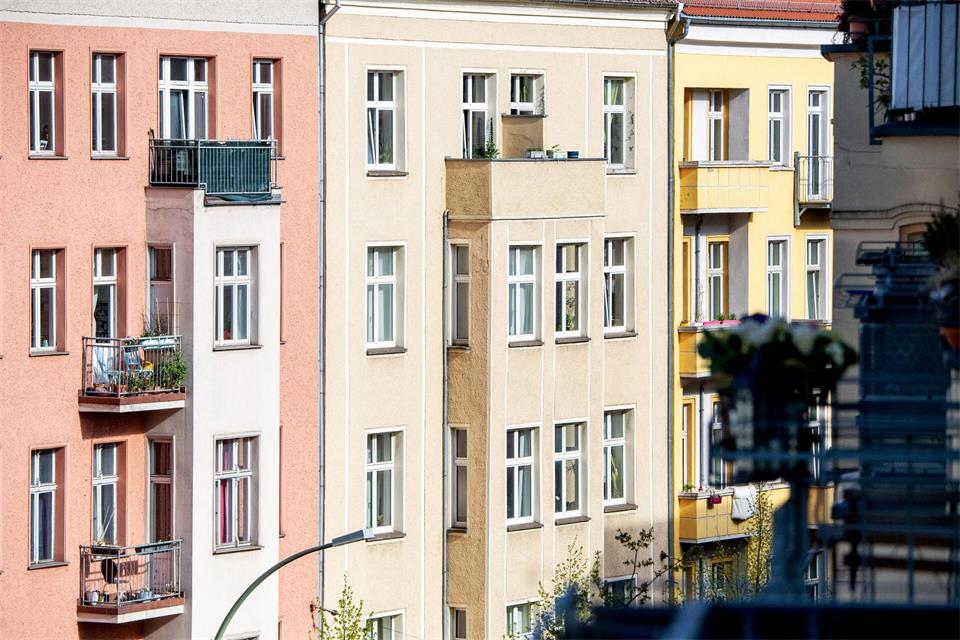 Leben in den eigenen vier Wänden: Ein Einfamilienhaus braucht es dazu nicht zwingend. Auch eine Eigentumswohnung kann diesen Wunsch erfüllen.Zacharie Scheurer/dpa-tmn