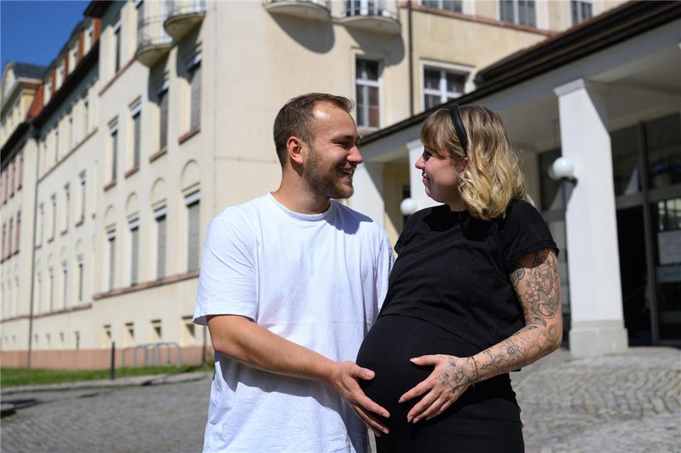 Leben künftig als Großfamilie: Louise und Tom Ammon aus dem Erzgebirge sind frischgebackene Eltern von Vierlingen. Hendrik Schmidt/dpa