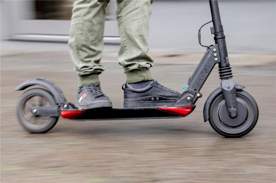 Lebensgefährlich verletzt lag der Mann neben dem E-Scooter. (Symbolbild)Christoph Soeder/dpa