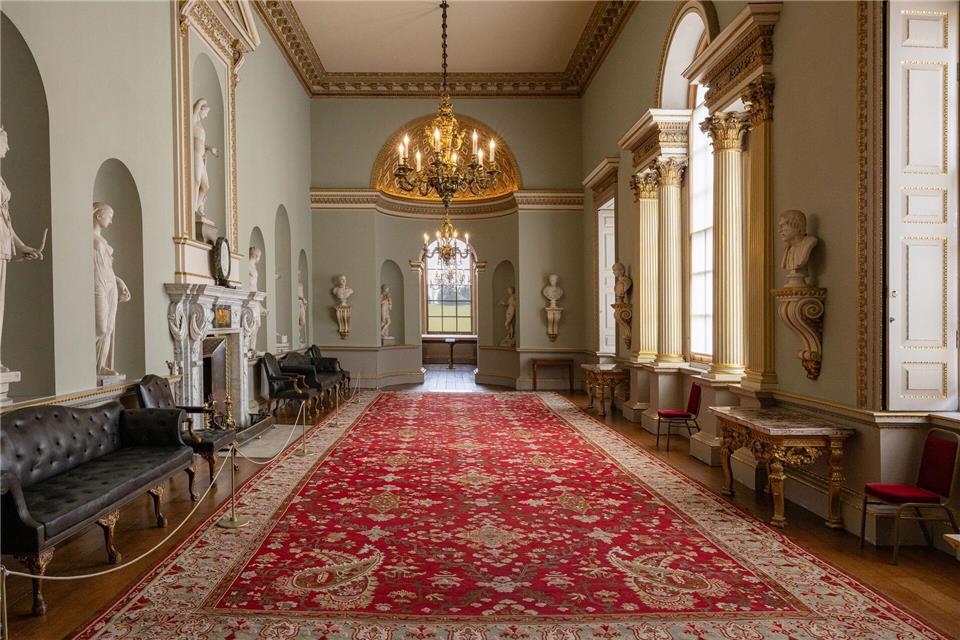 Lebensgroße Marmorstatuen aus Italien schmücken den Gang des Landsitzes Holkham Hall.Mauritshuis/dpa-tmn