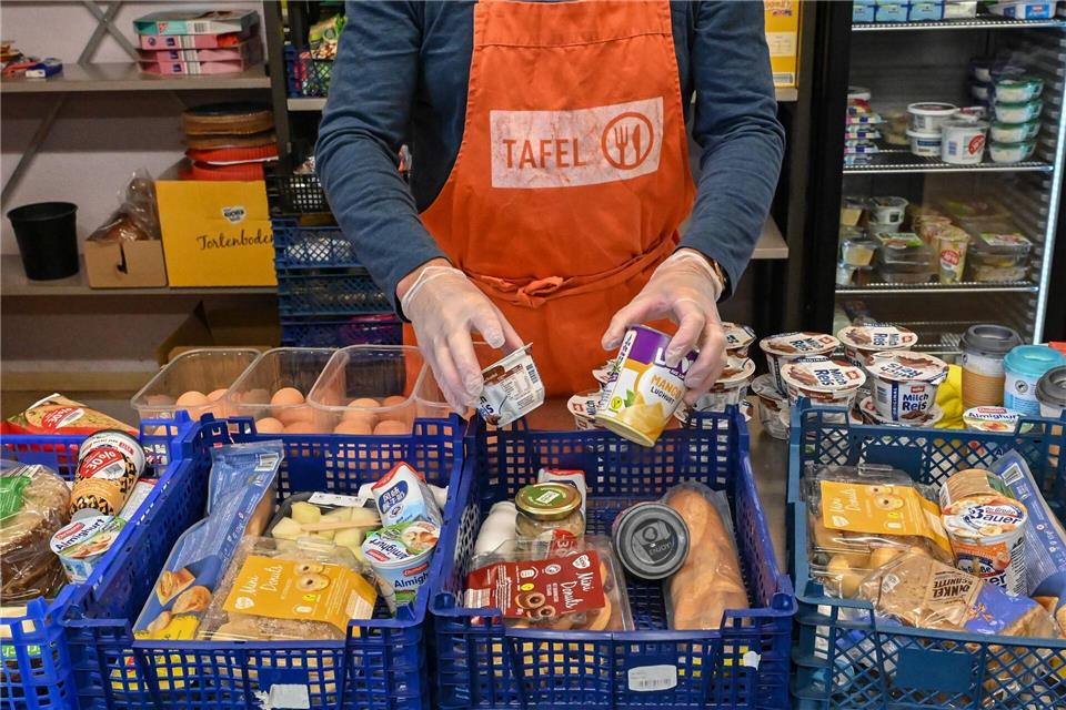 Lebensmittel-Tafeln klagen über einen Rückgang der Essens-Spenden. (Archivbild)Patrick Pleul/dpa