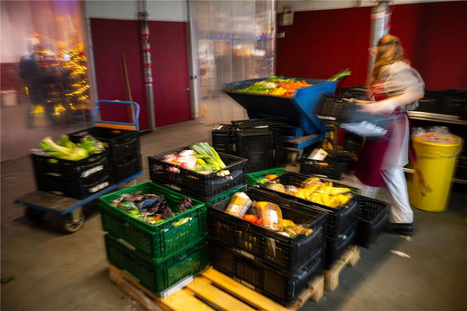 Lebensmittel gesucht, Helfer gesucht: Die Lage bei den Tafeln in Deutschland bleibt angespannt. (Archivbild)Sina Schuldt/dpa