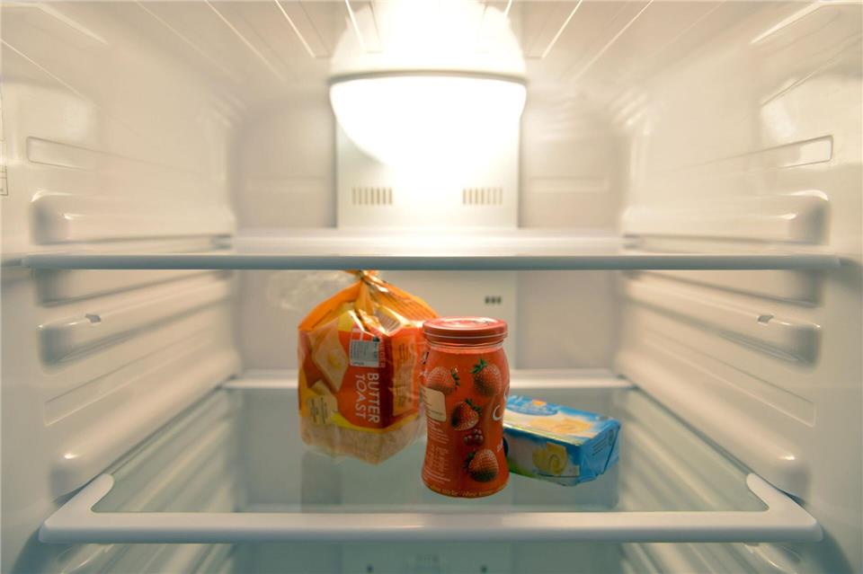 Jeder fünfte Ferienhausbesitzer schmeißt Lebensmittel weg Lebensmittel in der Ferienunterkunft für die Nächsten zurücklassen? Eine Umfrage zeigt, wie oft sie dann doch im Müll landen.Marc Tirl/dpa-Zentralbild/dpa-tmn