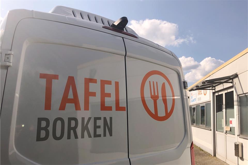 Lebensmittel und Geld für die Tafel werden gesammelt.