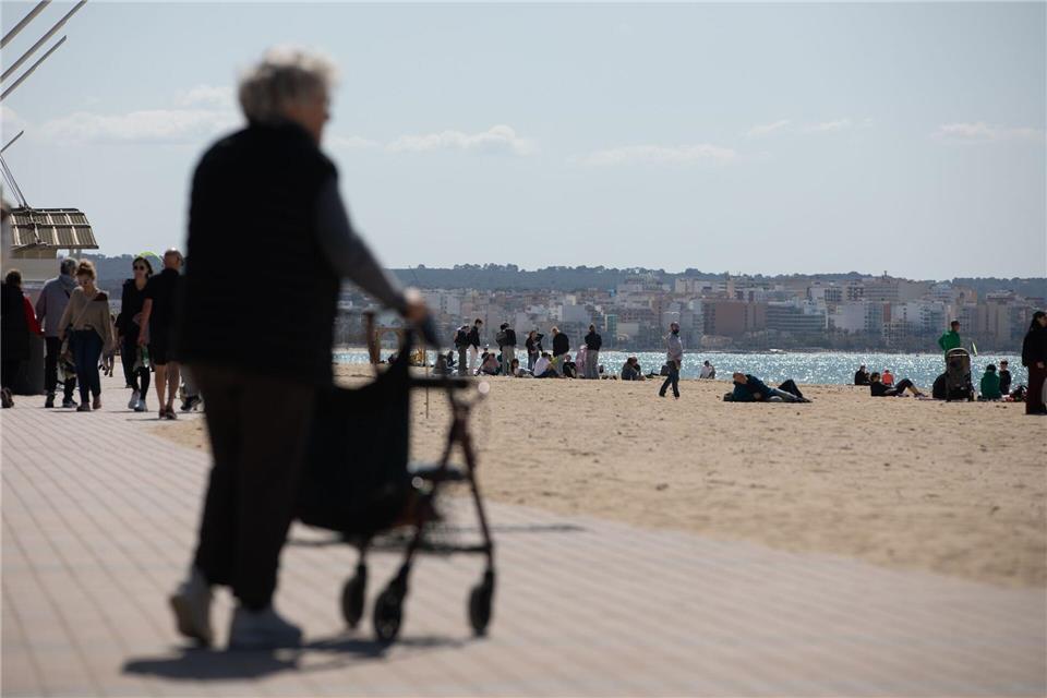 Lebensnachweis erforderlich: Rund 500.000 Rentnerinnen und Rentner im Ausland müssen bis zum 25. September nachweisen, dass sie noch leben, um weiterhin ihre Rente zu erhalten.Clara Margais/dpa