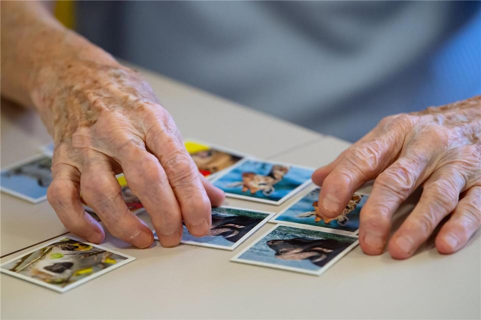 Lecanemab und Donanemab sollen bei Alzheimer im frühen Stadium den kognitiven Abbau etwas verlangsamen. (Archivbild)Sven Hoppe/dpa