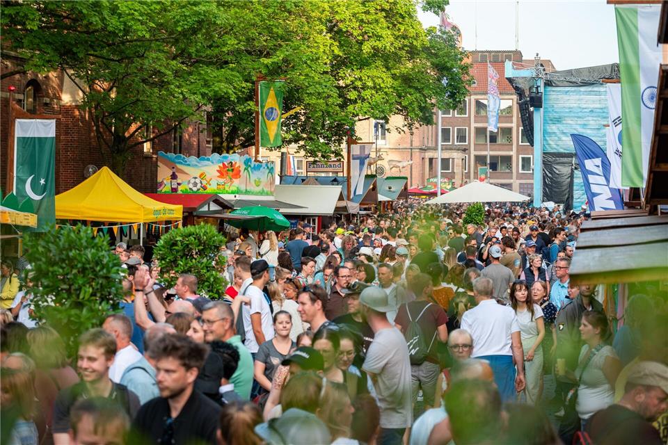 Leckereien soll es wieder auf dem Internationalen Markt geben. (Archivbild)Jonas Walzberg/dpa