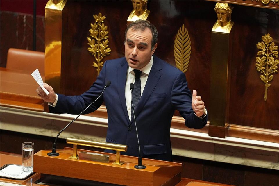 Sturz von Frankreichs Regierung abgewendet Lecornu hatte ein Aussetzen der umstrittenen Rentenreform von Präsident Emmanuel Macron angekündigt und sich mit diesem Zugeständnis an die Opposition die Unterstützung der Sozialisten gesichert. Thibault Camus/AP/dpa