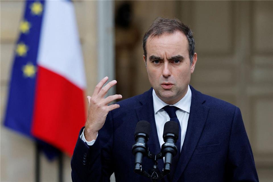 Lecornu ist verhalten optimistisch, dass es eine Lösung für die Regierungskrise gibt.Stephanie Lecocq/Reuters Pool/AP/dpa