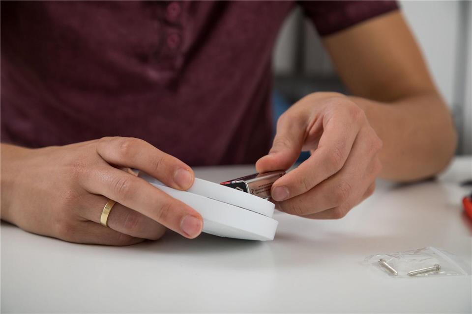 Leere Batterien unbedingt austauschen: Häufig machen Rauchmelder sich akustisch bemerkbar.Christin Klose/dpa-tmn