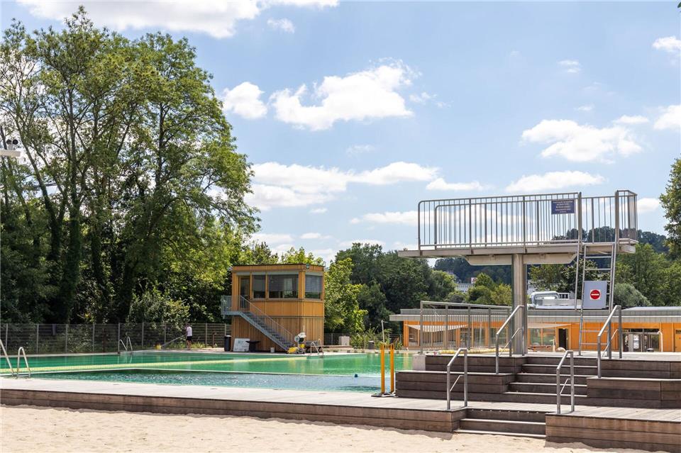 Leere Becken im Wetzlarer Domblickbad - wegen eines technischen Defekts an der Wasseraufbereitung bleibt das Bad bis auf weiteres geschlossen. Christian Lademann/dpa