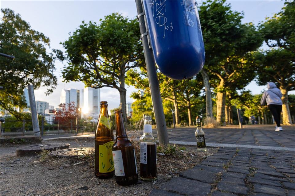 Leere Bier- und Limonadenflaschen gehören in Deutschland zunehmend zum Stadtbild. (Archivbild) Hannes P. Albert/dpa