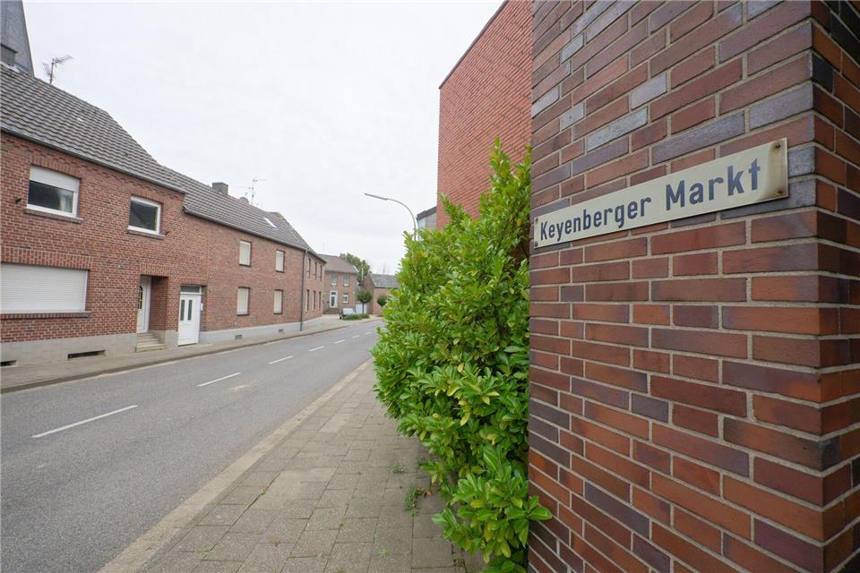 Leere Häuser stehen an der Straße „Keyenberger Markt“ in Keyenberg. RWE Power will im Herbst mit dem Verkauf Hunderter leerstehender Häuser in geretteten Dörfern am Tagebau Garzweiler beginnen. (Archivbild)Henning Kaiser/dpa