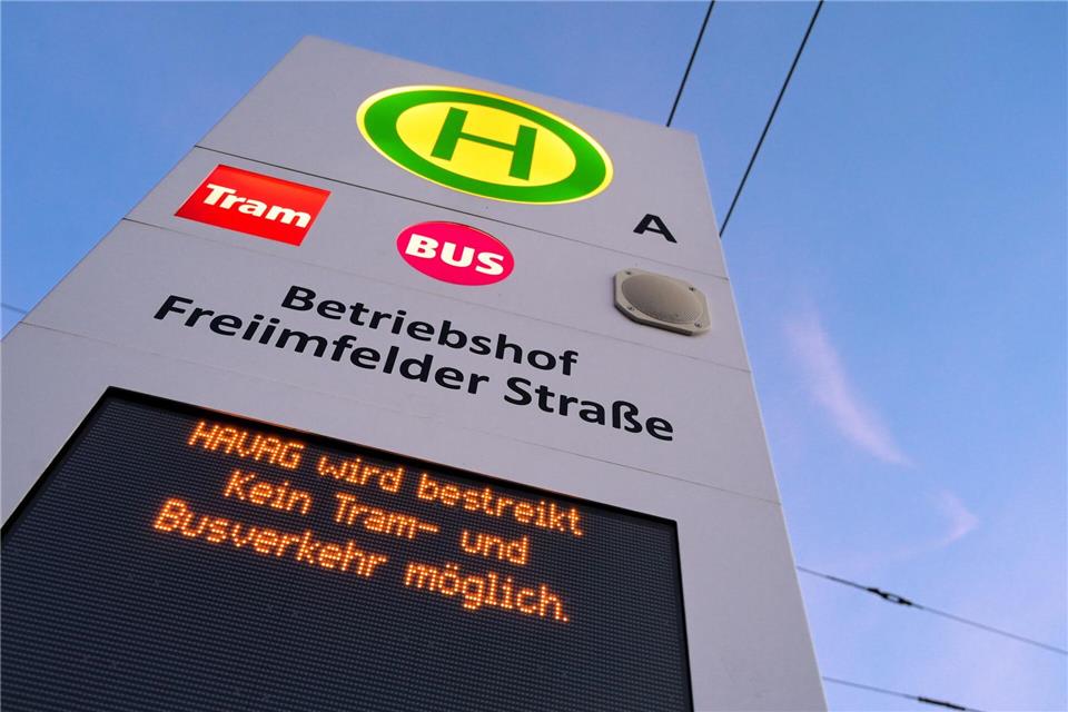 Leere Haltestellen: Der Warnstreik legt Busse und Bahnen vielerorts lahm. (Archivbild)Heiko Rebsch/dpa