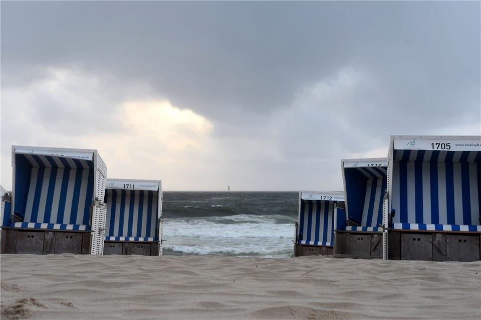 Schickeria-Schock auf Sylt - Rassismus-Eklat um Partyvideo Leere Strandkörbe am Strand vor Westerland (Sylt).