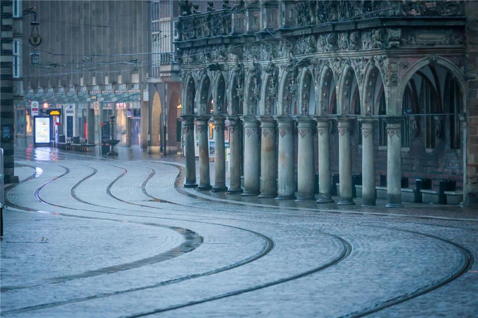 Leere Straßenbahngleise am frühen Morgen vor dem Rathaus. Die Anreise zum Fußballspiel von Werder Bremen mussten viele Anhänger umplanen. Focke Strangmann/dpa