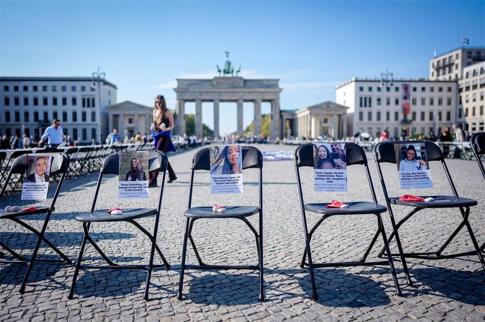 Leere Stühle mit Fotos erinnern am Brandenburger Tor an die Opfer des Hamas-AngriffsKay Nietfeld/dpa