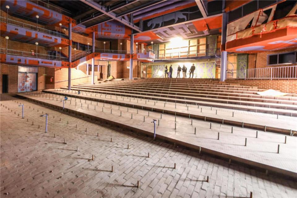 Leerstand im Theater: Die Stühle sollten restauriert werden und sind seither verschwunden.