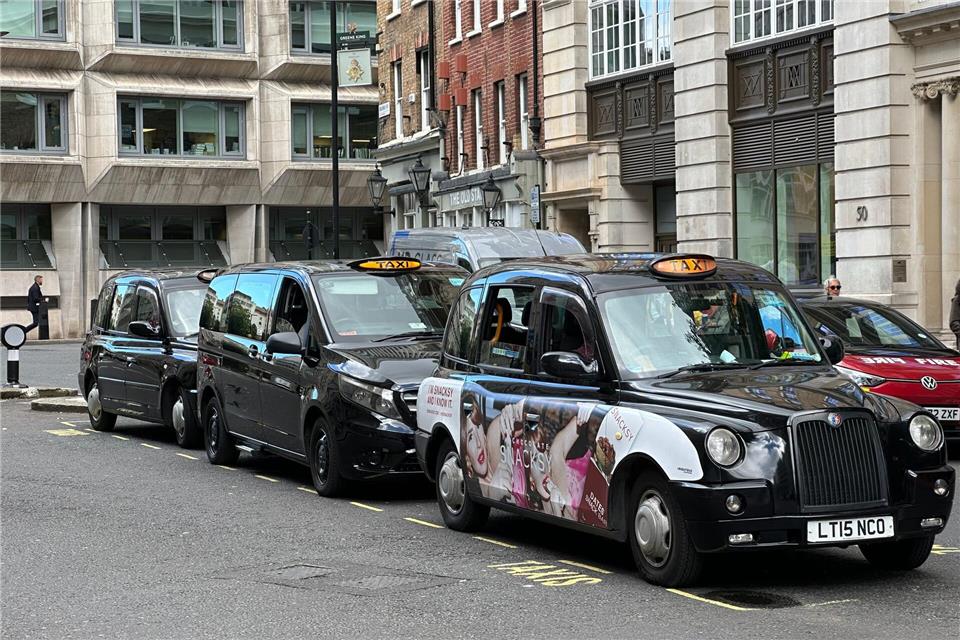 Legendär sind die Londoner Taxis - die „Black Cabs“. (Archivbild)Benedikt von Imhoff/dpa