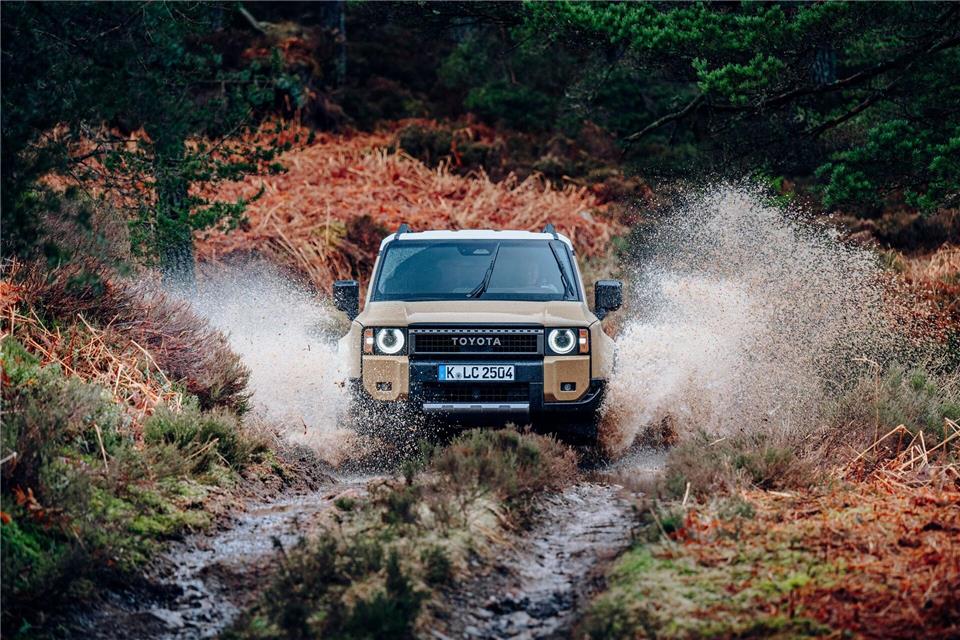 Legendärer Japaner in natürlichem Habitat: Der Land Cruiser sieht weiterhin nicht nur nach Geländewagen aus - er bleibt es auch.Jayson Fong/Toyota/dpa-tmn