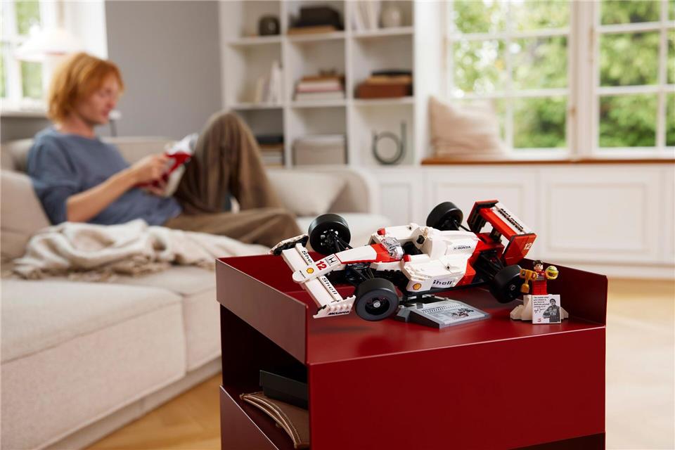 Legendärer Rennwagen: Dieser McLaren MP 4/4 von Lego wird aus 693 Teilen gebaut und kostet rund 80 Euro Listenpreis - es lohnt sich bei allen Herstellern, den aktuellen Straßenpreis zu ermitteln, um etwas sparen zu können.Photos used with permission. ©2025 The LEGO Group/dpa-tmn