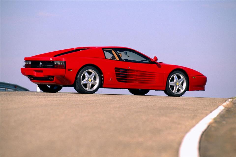 Legende auf vier Rädern: Der Testarossa wirkte beim Debüt 1984 fast wie ein Ufo, hing in vielen Jugendzimmern als Poster an der Wand und war Co-Star in der TV-Serie „Miami Vice“.Ferrari/dpa-tmn