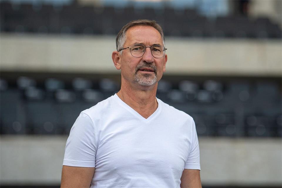 Legt in Ingolstadt los: Der neue Trainer Achim Beierlorzer. (Archivbild)Sebastian Räppold/Matthias Koch/dpa
