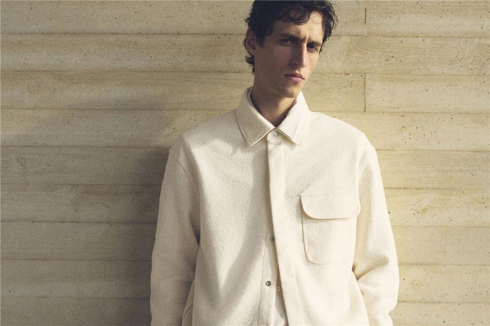 Legt in dieser Saison eine steile Karriere hin - auch fernab vom Büro: das Hemd. Hier ein helles Beispiel von COS (Hemd ca. 129 Euro, Hose ca. 149 Euro).COS/dpa-tmn