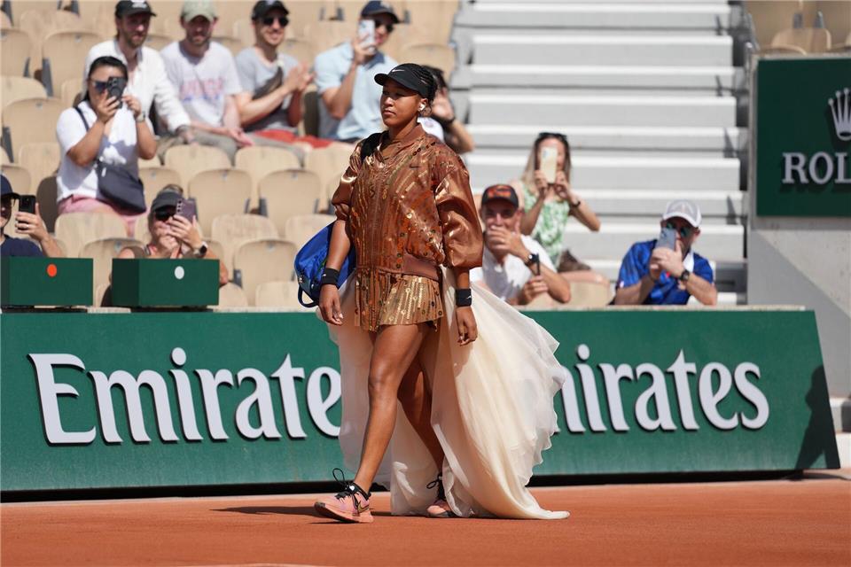 Legte wieder einen filmreifen Auftritt beim Einlauf hin: Naomi Osaka. Thibault Camus/AP/dpa