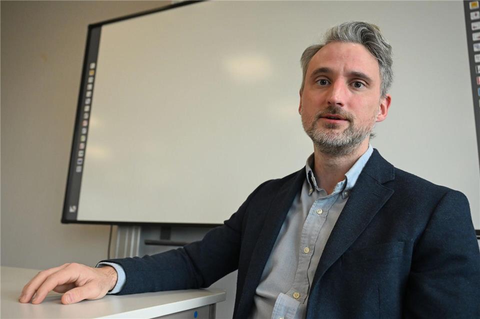 Lehrer Christian Lannert setzt in seinem Unterricht an der Karl Kübel Schule in Bensheim auch KI ein. Michael Brandt/dpa
