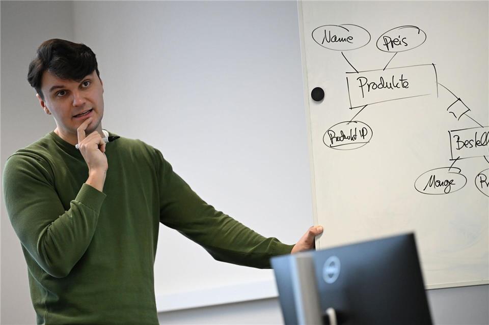 Lehrer Navin Dass setzt in seinem Unterricht an der Karl Kübel Schule in Bensheim auch Künstliche Intelligenz (KI) ein.Michael Brandt/dpa