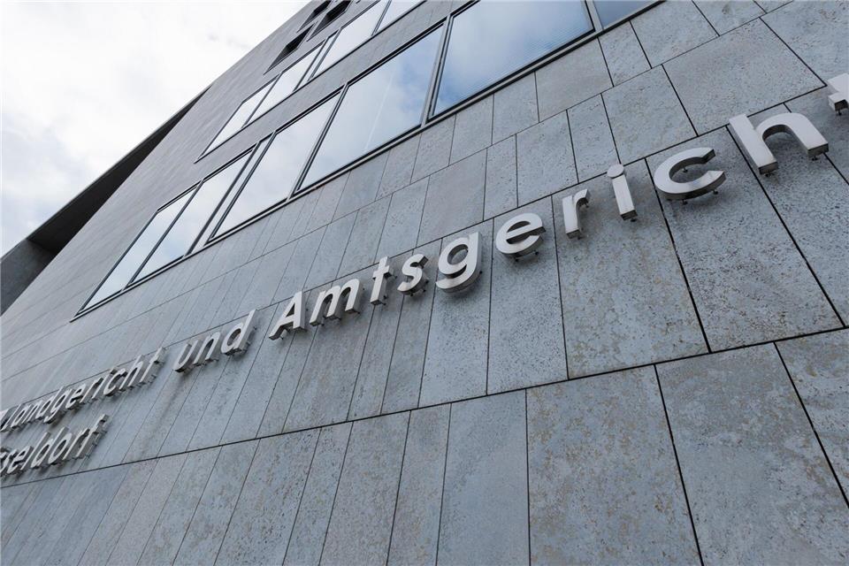 Lehrerein wegen Betruges zu Geldstrafe verurteilt. (Symbolbild)Rolf Vennenbernd/dpa