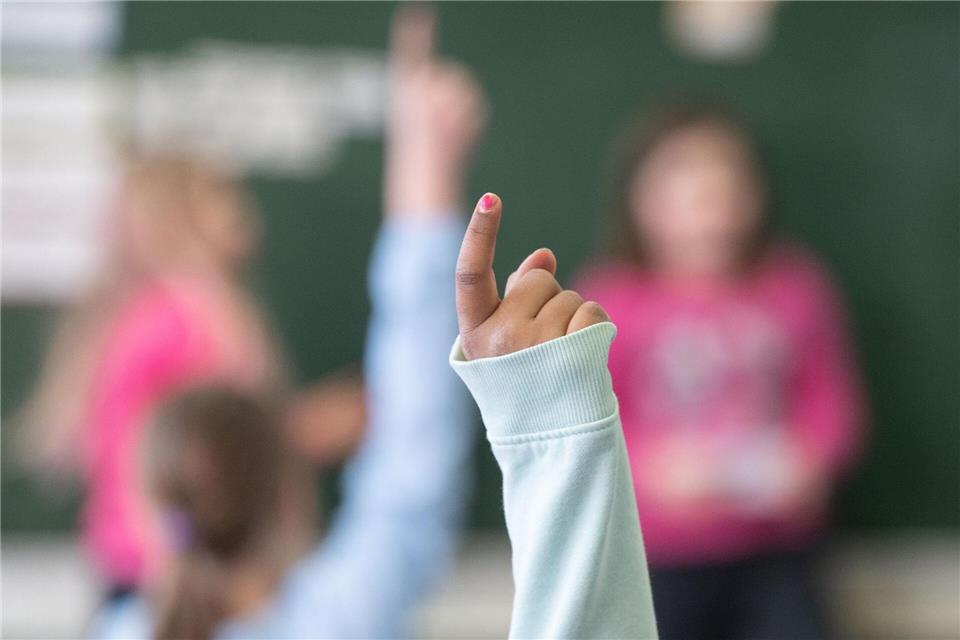 Lehrkäfte und Eltern sollten sich bewusst sein, dass der Unterschied in der Matheleistung erst mit dem formalen Lernen beginnt. (Archivbild) Marijan Murat/dpa/dpa-tmn