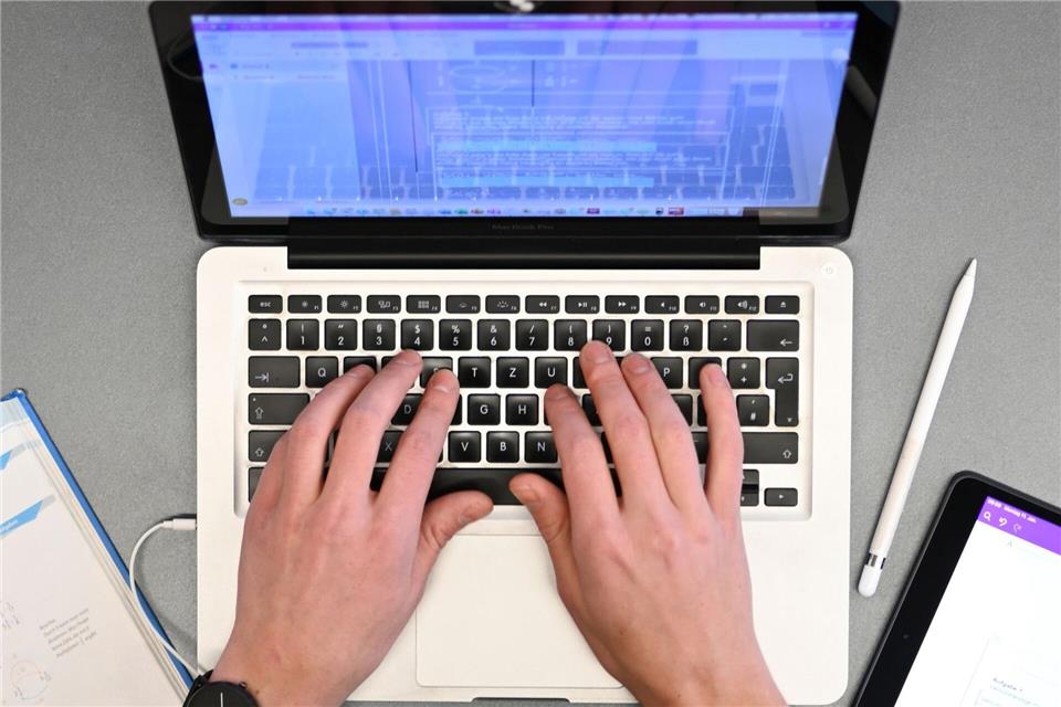 Lehrkräfte an Schulen in Schleswig-Holstein sollen 34.000 neue Laptops bekommen. (Archivfoto)Felix Kästle/dpa