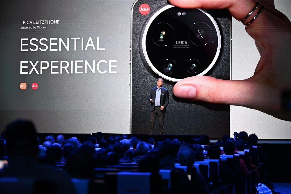 Leica-Chef Matthias Harsch bewirbt das neue Smartphone seiner Firma auf der Bühne.Wolf von Dewitz/dpa