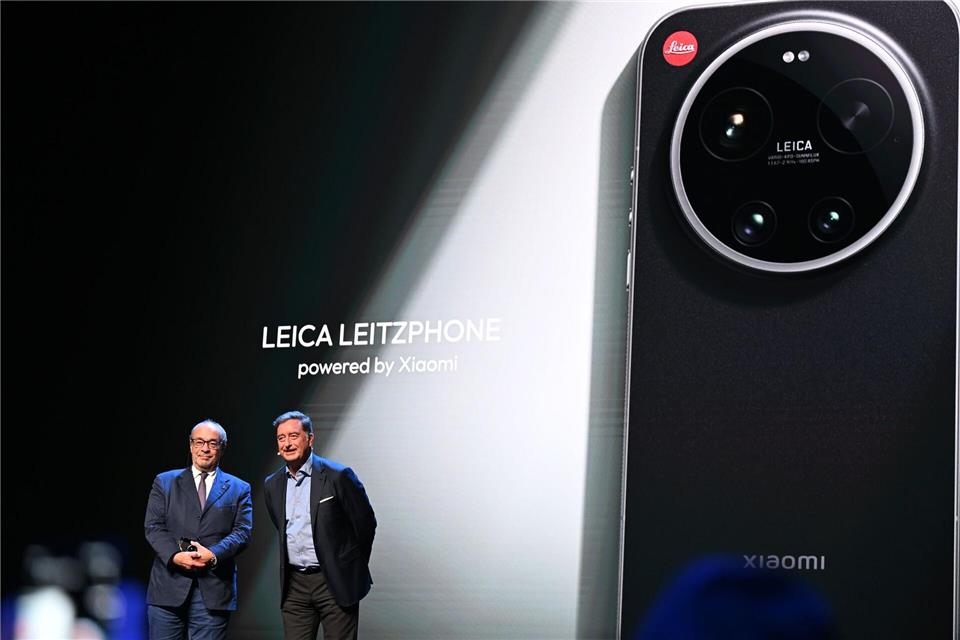Leica-Chef Matthias Harsch (r) und Leica-Aufsichtsratschef Andreas Kaufmann bei der Präsentation des Leitzphones im Vorfeld der Mobilfunk-Messe Mobile World Congress 2026. Wolf von Dewitz/dpa