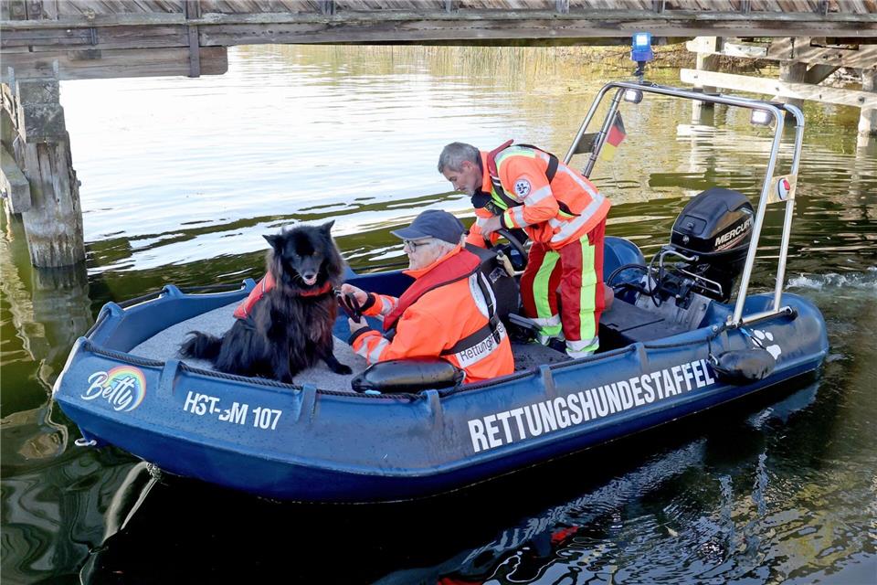 Leichensuchhunde haben laut Polizei auf dem Inselsee am Stadtrand von Güstrow angeschlagen. Nun sollen Taucher klären, ob der seit Freitag verschwundene Achtjährige möglicherweise am Grund des Sees liegt.Bernd Wüstneck/dpa