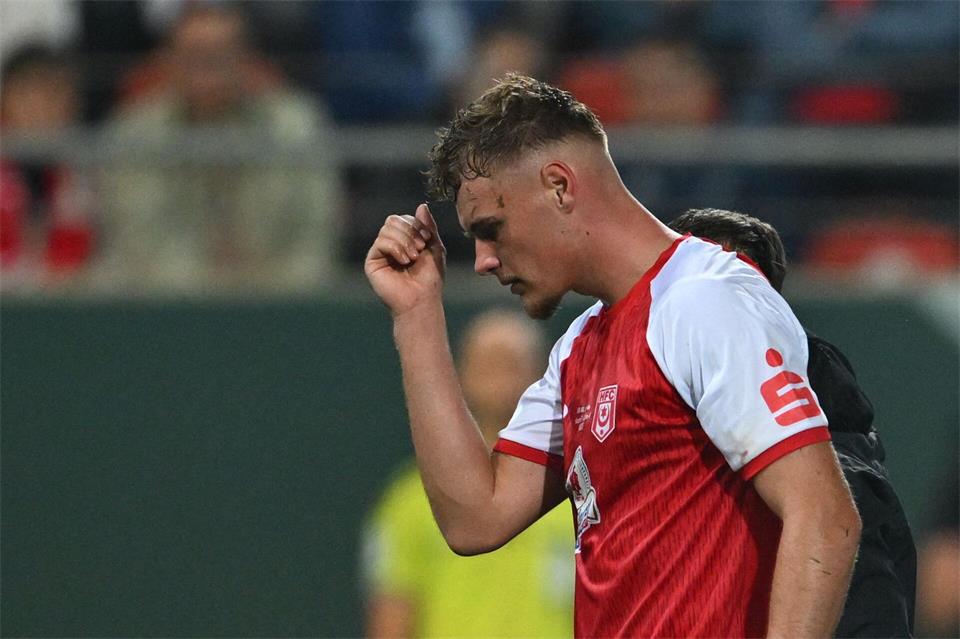 Leicht benommen musste der junge Abwehrrecke vom Platz.Hendrik Schmidt/dpa