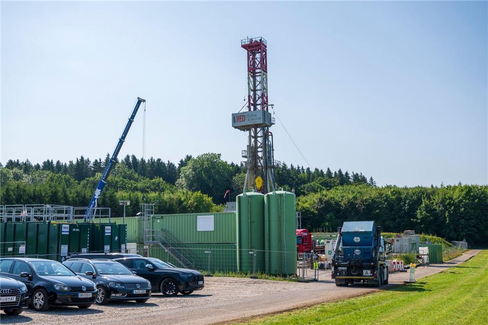 Leicht erkennbar an dem rund 40 Meter hohen Bohrturm: Das Gasförderprojekt bei Reichling.Peter Kneffel/dpa