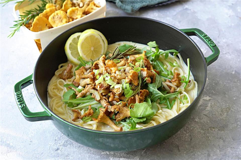 Leicht, fein, wunderbar aromatisch: Diese Pasta bringt Sommerfrische mit Zitronen und den Waldduft von Pfifferlingen gekonnt zusammen.Mareike Pucka/biskuitwerkstatt.de/dpa-tmn