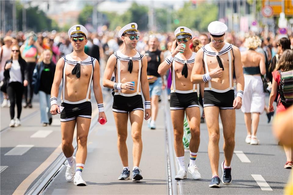 Leicht gekleidete Matrosen auf der Leipziger Straße.