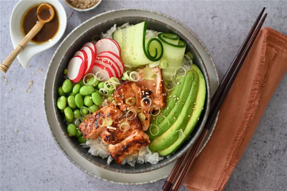 Leicht, nährstoffreich und voller Geschmack: Bowl mit mariniertem und glasiertem Lachs und knackigem Gemüse auf Reis. Julia Uehren/loeffelgenuss.de/dpa-tmn