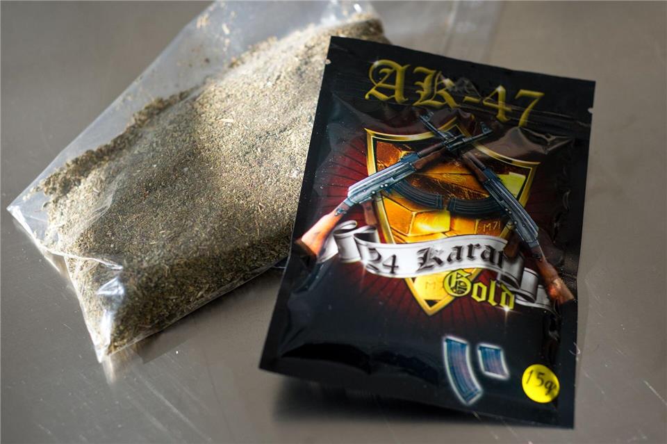 Leicht zu bekommen, billig - und in der Wirkung oft unkalkulierbar: Designerdrogen. (Illustration) Christoph Schmidt/dpa